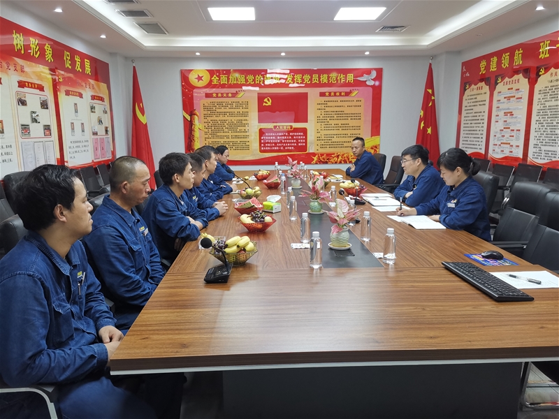 7月30日下午，軋鋼廠黨委組織召開“‘慶八一’學(xué)黨史  扛死肩   共奮進(jìn)”復(fù)轉(zhuǎn)軍人座談會(huì)