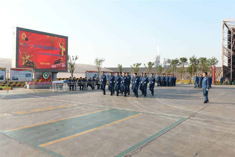 7月30日，儲(chǔ)運(yùn)中心黨委在公司交通安全警示教育基地開展“慶八一? 展軍姿? 提素質(zhì)? 強(qiáng)執(zhí)行”準(zhǔn)軍事化隊(duì)列會(huì)操展演